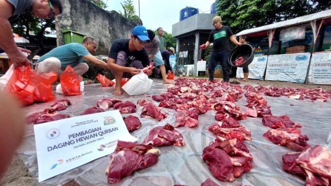 Berbagi untuk Bermanfaat, Keluarga Besar JIP Kurban Bersama Pertamina Retail Keluarga Besar JIP Kurban bersama Pertamina Retail di pelataran Sekretariat Jurnalis Indonesia Peduli (JIP) di Taman Pemuda Pratama, Tanah Baru, Beji, Kota Depok pada Selasa (18/6/2024).