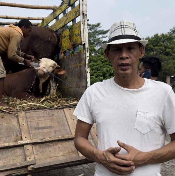 Calon Bupati Bogor Jaro Ade Bagikan Sapi Qurban, Jelang Perayaan Idul Adha 1445 H Jaro Ade membagikan hewan qurban sebanyak 18 ekor sapi untuk dibagikan ke sejumlah pondok pesantrean di perayaan Idul Adha 1445 H - 2024 M. (dokumentasi istimewa)