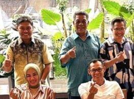 Jaro Ade Dipasangkan dengan Elly Yasin untuk Pilkada Kabupaten Bogor, Ketua Ansor Tajurhalang: Bisa Mengimbangi Jaro Ade (duduk kanan) bersama Elly Yasin (duduk kiri). (dokumen istimewa)
