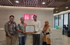 Komitmen Melawan Perubahan Iklim, Uniqlo Indonesia Gunakan Layanan REC PLN PLN Unit Pelaksana Pelayanan Pelanggan (UP3) Ciputat berkomitmen menyediakan energi bersih untuk PT. Fast Retailing Indonesia (Uniqlo) yang telah melakukan pembelian Renewable Energy Certificate (REC) PLN sebanyak 8978 Megawatt Hous (MWh).