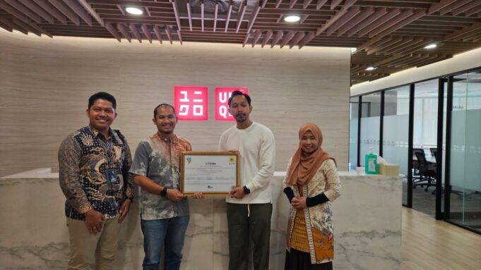 Komitmen Melawan Perubahan Iklim, Uniqlo Indonesia Gunakan Layanan REC PLN PLN Unit Pelaksana Pelayanan Pelanggan (UP3) Ciputat berkomitmen menyediakan energi bersih untuk PT. Fast Retailing Indonesia (Uniqlo) yang telah melakukan pembelian Renewable Energy Certificate (REC) PLN sebanyak 8978 Megawatt Hous (MWh).