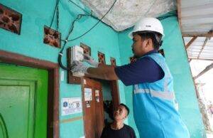 5 Tahun Dipimpin Erick Thohir, PLN Tumbuh dengan Layanan Penuh Inovasi Petugas PLN sedang melakukan pemasangan kWh meter Advanced Metering Infrastructure (AMI) pada rumah pelanggan yang berada di daerah Jatinegara, Jakarta Timur. (PLN)
