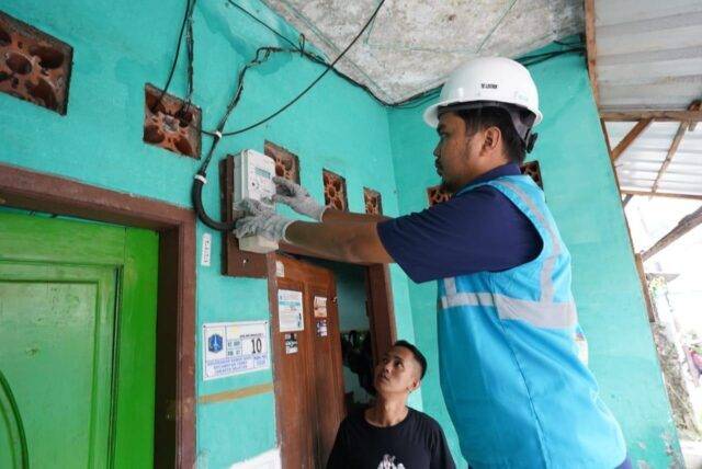 Petugas PLN sedang melakukan pemasangan kWh meter Advanced Metering Infrastructure (AMI) pada rumah pelanggan yang berada di daerah Jatinegara, Jakarta Timur. (PLN) Petugas PLN sedang melakukan pemasangan kWh meter Advanced Metering Infrastructure (AMI) pada rumah pelanggan yang berada di daerah Jatinegara, Jakarta Timur. (PLN)
