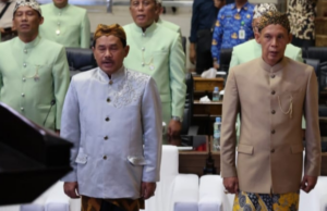 Rahmat Yasin dan Jaro Ade Bertemu, Koalisi PPP dan Golkar Bisa Terjadi Rahmat Yasin (depan) dan Jaro Ade (kanan) di acara rapat Paripurna DPRD Kabupatem Bogor. (dokumen istimewa)