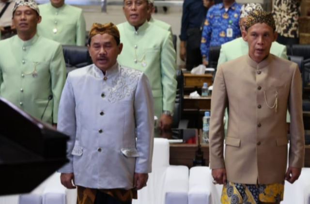 Rahmat Yasin (depan) dan Jaro Ade (kanan) di acara rapat Paripurna DPRD Kabupatem Bogor. (dokumen istimewa) Rahmat Yasin (depan) dan Jaro Ade (kanan) di acara rapat Paripurna DPRD Kabupatem Bogor. (dokumen istimewa)