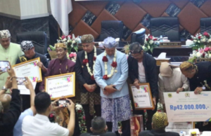 HJB ke 542, DPRD Kabupaten Bogor Bagikan Berbagai Penghargaan di Ruang Paripurna Pada momen peringatan Hari Jadi Bogor atau HJB ke-542 DPRD Kabupaten Bogor membagikan sejumlah penghargaan bagi masyarakat yang memiliki peran penting.