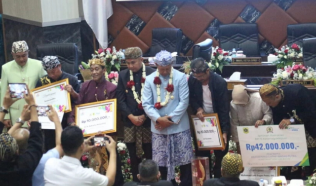 Pada momen peringatan Hari Jadi Bogor atau HJB ke-542 DPRD Kabupaten Bogor membagikan sejumlah penghargaan bagi masyarakat yang memiliki peran penting. Pada momen peringatan Hari Jadi Bogor atau HJB ke-542 DPRD Kabupaten Bogor membagikan sejumlah penghargaan bagi masyarakat yang memiliki peran penting.