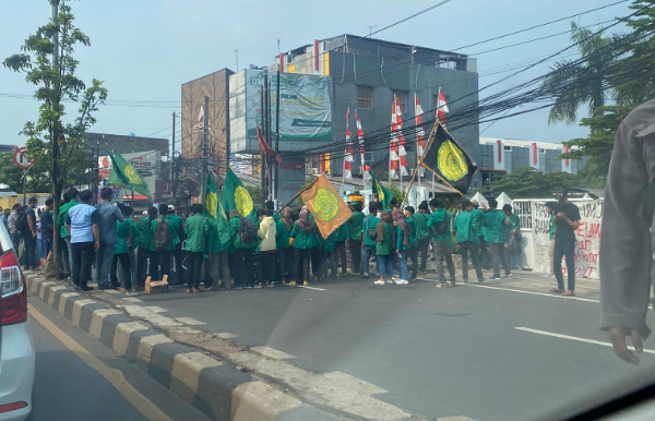 Mahasiswa Demo di Balai Kota Tangsel, Petugas Satpol PP Disiram Bensin Ilustrasi aksi demo mahasiswa (Twitter)