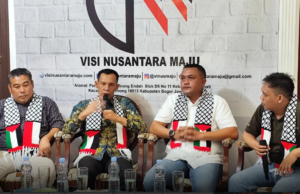 Bertemu di Serial Cetak Biru: Kader Gerindra Beri Sinyal Dukungan Kepada Jaro Ade Jaro Ade (kedua dari kiri) dan Rudy Susmanto (samping Jaro Ade) di acara diskusi serial Cetak Biru Kabupaten Bogor yang diselenggarakan Lembaga Studi Visi Nusantara.