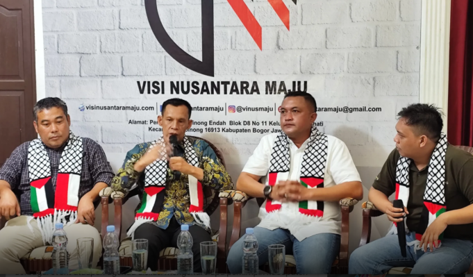 Bertemu di Serial Cetak Biru: Kader Gerindra Beri Sinyal Dukungan Kepada Jaro Ade Jaro Ade (kedua dari kiri) dan Rudy Susmanto (samping Jaro Ade) di acara diskusi serial Cetak Biru Kabupaten Bogor yang diselenggarakan Lembaga Studi Visi Nusantara.