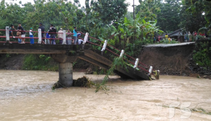 Kabupaten Bogor Dihantam Banjir Bandang, Jembatan Rp198 juta Ambruk Ilustrasi jembatan putus (Twitter)