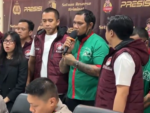 Kronologi Virgoun Bersama Wanita PA Ditangkap di Kamar Kosan saat Nyabu Virgoun saat dirilis di Mapolres Jakarta Barat atas kasus narkoba, pada Selasa (25/6/2024). (Twitter)