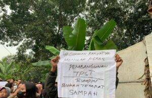 Warga Rumpin Kabupaten Bogor Tolak Pembangunan TPST oleh Pemkot Tangsel Warga Rumpin, Kabupaten Bogor, melalui wadah Gerakan Tolak Tempat Pengolahan Sampah Terpadu Rumpin (GTTPST RUMPIN) menggelar aksi menyampaikan pendapat di Hari Lahir Pancasila, Sabtu (1/6/2024).