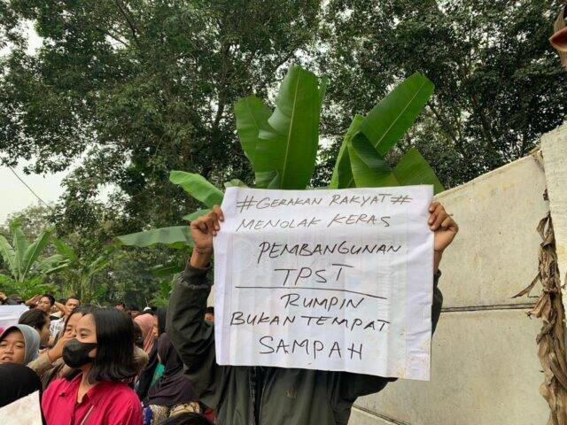 Warga Rumpin, Kabupaten Bogor, melalui wadah Gerakan Tolak Tempat Pengolahan Sampah Terpadu Rumpin (GTTPST RUMPIN) menggelar aksi menyampaikan pendapat di Hari Lahir Pancasila, Sabtu (1/6/2024).