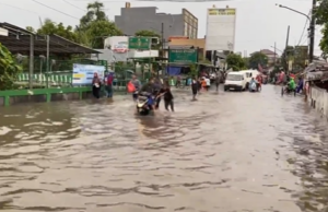 Banjir di Tangsel Terjang 7 Kelurahan dan 673 Keluarga Terdampak Banjir di depan Pasar Ceger Tangerang Selatan, pada Sabtu (6/7/2024). (Twitter)