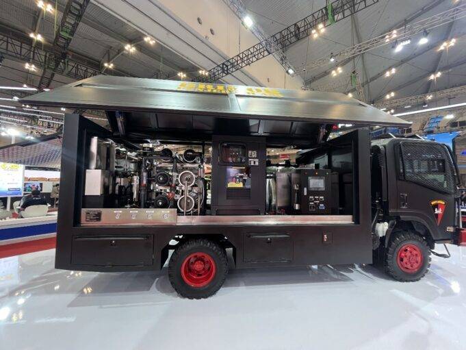 GIIAS 2024: Kolaborasi Isuzu dan Brimob Hadirkan Inovasi Kendaraan Water Treatment Isuzu ELF NPS 4X4 kolaborasi dengan Brimob. (Astra)