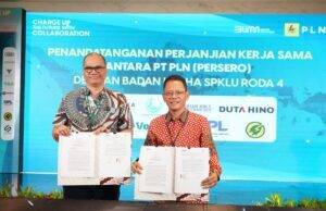 Pengguna Kendaraan Listrik Terus Bertambah, PLN Ajak Pihak Swasta Kembangkan Ekosistem EV General Manager PLN UID Jakarta Raya, Lasiran (kanan) usai menandatangani perjanjian kerja sama penyediaan SPKLU dengan Direktur PT Exelly Elektrik Indonesia (Voltron), Abdul Rahman Elly (kiri). (dokumen PLN)