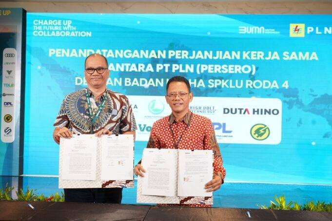 Pengguna Kendaraan Listrik Terus Bertambah, PLN Ajak Pihak Swasta Kembangkan Ekosistem EV General Manager PLN UID Jakarta Raya, Lasiran (kanan) usai menandatangani perjanjian kerja sama penyediaan SPKLU dengan Direktur PT Exelly Elektrik Indonesia (Voltron), Abdul Rahman Elly (kiri). (dokumen PLN)