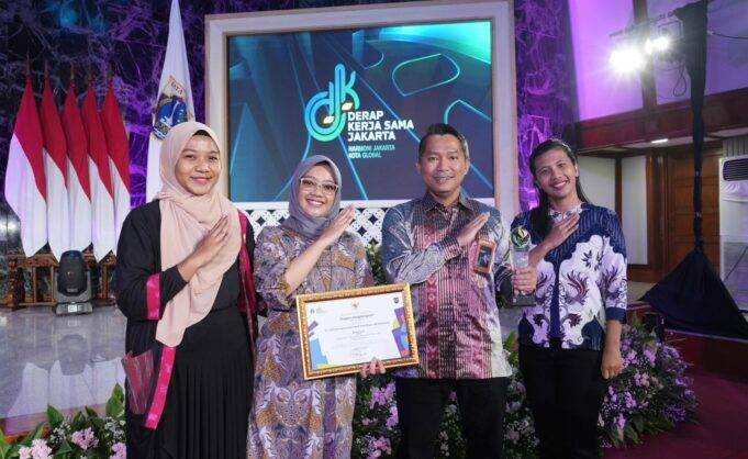 Desa Berdjamur PLN UID Jakarta Raya Raih Penghargaan DKJ Award 2024 Desa Berdjamur (Desa Berdaya Jakarta Barat Makmur), salah satu desa binaan PLN Unit Induk Distribusi (UID) Jakarta Raya, berhasil meraih penghargaan Derap Kerja Sama Jakarta (DKJ) Award 2024 dalam kategori Kesehatan. (PLN)
