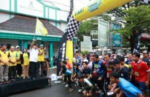 Road To Tangsel Marathon Memasuki Kecamatan Ciputat Timur, Benyamin Davnie Lepas Ribuan Peserta Road to Tangsel Marathon digelar di Kecamatan Ciputat Timur, Tangerang Selatan, Minggu (7/7/2024).