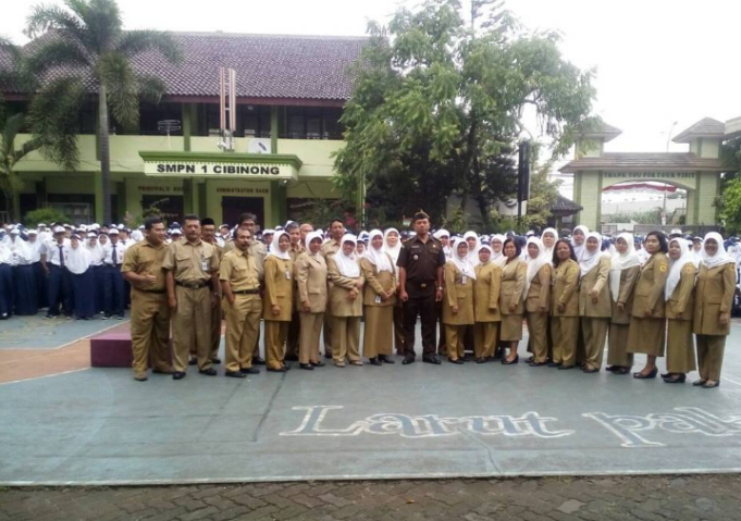 Anak Tak Lolos, Anggota Ormas Halangi Pintu Masuk SMPN 1 Cibinong Bogor Pakai Fortuner SMPN 1 Cibinong (Instagram @satoecibinong)