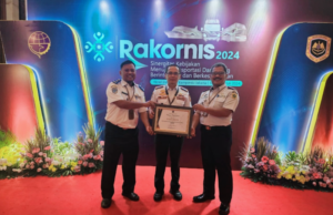 Dinas Perhubungan Kabupaten Bogor Raih Penghargaan Bergengsi Tingkat Nasional dari Kemenhub RI Dishub Kabupaten Bogor, Jawa Barat, mendapat penghargaan di Rapat Koordinasi Teknis (Rakornis) Kementerian Perhubungan (Kemenhub) RI bertajuk “Sinergitas Kebijakan Menuju Transportasi Darat yang Berintegritas dan Berkeselamatan” di Hotel Indonesia Kempinski Jakarta, pada 10-11 Juli 2024.