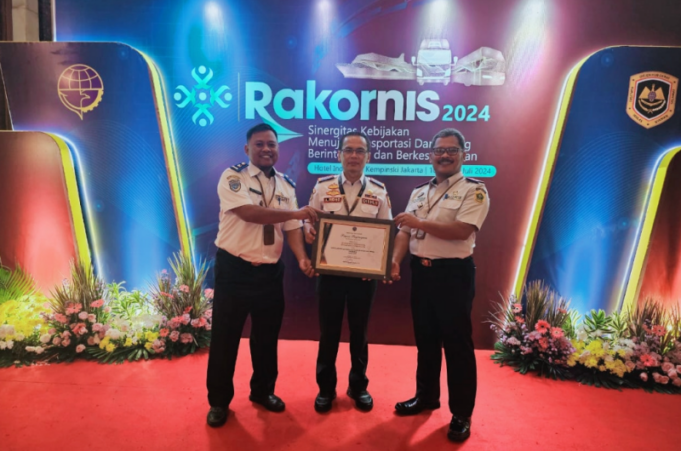 Dinas Perhubungan Kabupaten Bogor Raih Penghargaan Bergengsi Tingkat Nasional dari Kemenhub RI Dishub Kabupaten Bogor, Jawa Barat, mendapat penghargaan di Rapat Koordinasi Teknis (Rakornis) Kementerian Perhubungan (Kemenhub) RI bertajuk “Sinergitas Kebijakan Menuju Transportasi Darat yang Berintegritas dan Berkeselamatan” di Hotel Indonesia Kempinski Jakarta, pada 10-11 Juli 2024.