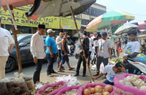 Calon Bupati Bogor Jaro Ade Sambangi Pasar Parung Jaro Ade, calon bupati Bogor dari Partai Golkar, mengunjungi Pasar Parung. (Facebook Teuku Zulkarnaen ZA)