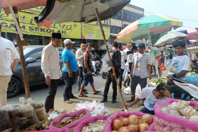 Jaro Ade, calon bupati Bogor dari Partai Golkar, mengunjungi Pasar Parung. (Facebook Teuku Zulkarnaen ZA) Jaro Ade, calon bupati Bogor dari Partai Golkar, mengunjungi Pasar Parung. (Facebook Teuku Zulkarnaen ZA)