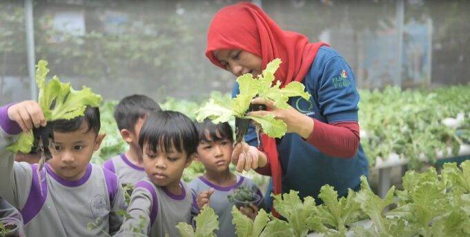 Edufarm Malakasari: Transformasi Lahan Kota Menjadi Oase Pendidikan Edufarm Malakasari yang dikelola oleh Kelompok Tani Wanita (KWT) D'Shafa merupakan salah satu mitra binaan PLN Unit Induk Distribusi (UID) Jakarta Raya melalui program PLN Peduli. (PLN)