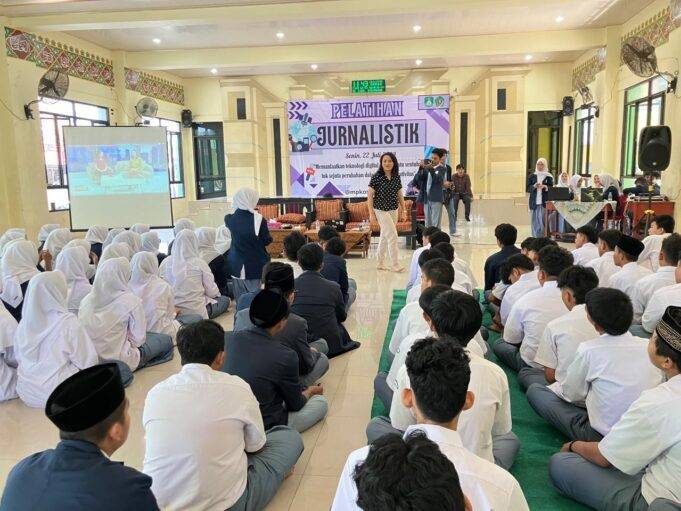 JIP Gelar Pelatihan Jurnalistik untuk 140 Siswa MA Al-Hidayah JIP gelar Pelatihan Jurnalistik iuntuk 140 siswa MA Al-Hidayah, Rawa Denok, Depok, Jawa Barat, pada Senin (22/7/2024).