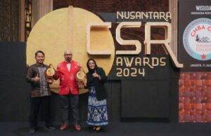 UMKM Bangkit, PLN UID Jakarta Raya Sabet Dua Platinum di Nusantara CSR Awards 2024 Chairman The La Tofi School of CSR, La Tofi (Baju Merah) menyerahkan dua penghargaan kepada PLN Unit Induk Distribusi (UID) Jakarta Raya yang diwakili oleh Senior Manager Komunikasi & Umum PLN UID Jakarta Raya, Haris Andika, dan Manager Komunikasi & TJSL PLN UID Jakarta Raya, Intan Nugrahani Putri atas keberhasilannya dalam program pemberdayaan UMKM sehingga meningkatkan kesejahteraan masyarakat. (PLN)