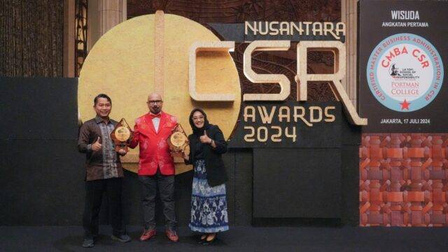 Chairman The La Tofi School of CSR, La Tofi (Baju Merah) menyerahkan dua penghargaan kepada PLN Unit Induk Distribusi (UID) Jakarta Raya yang diwakili oleh Senior Manager Komunikasi & Umum PLN UID Jakarta Raya, Haris Andika, dan Manager Komunikasi & TJSL PLN UID Jakarta Raya, Intan Nugrahani Putri atas keberhasilannya dalam program pemberdayaan UMKM sehingga meningkatkan kesejahteraan masyarakat. (PLN) Chairman The La Tofi School of CSR, La Tofi (Baju Merah) menyerahkan dua penghargaan kepada PLN Unit Induk Distribusi (UID) Jakarta Raya yang diwakili oleh Senior Manager Komunikasi & Umum PLN UID Jakarta Raya, Haris Andika, dan Manager Komunikasi & TJSL PLN UID Jakarta Raya, Intan Nugrahani Putri atas keberhasilannya dalam program pemberdayaan UMKM sehingga meningkatkan kesejahteraan masyarakat. (PLN)
