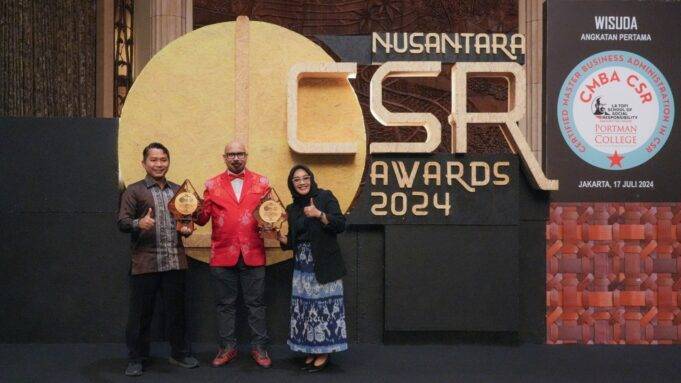 UMKM Bangkit, PLN UID Jakarta Raya Sabet Dua Platinum di Nusantara CSR Awards 2024 Chairman The La Tofi School of CSR, La Tofi (Baju Merah) menyerahkan dua penghargaan kepada PLN Unit Induk Distribusi (UID) Jakarta Raya yang diwakili oleh Senior Manager Komunikasi & Umum PLN UID Jakarta Raya, Haris Andika, dan Manager Komunikasi & TJSL PLN UID Jakarta Raya, Intan Nugrahani Putri atas keberhasilannya dalam program pemberdayaan UMKM sehingga meningkatkan kesejahteraan masyarakat. (PLN)