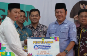 Pj Bupati Bogor Asmawa Tosepu Serahkan Bantuan Rp1 Miliar di Desa Sasakpanjang Pj Bupati Bogor Asmawa Tosepu menyerahkan Bantuan Keuangan Infrastruktur Desa atau Samisade tahun anggaran 2024, di Desa Sasakpanjang, Kecamatan Tajurhalang, Jumat 26 Juli 2024. (Instagram @kabupaten.bogor)