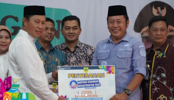 Pj Bupati Bogor Asmawa Tosepu Serahkan Bantuan Rp1 Miliar di Desa Sasakpanjang Pj Bupati Bogor Asmawa Tosepu menyerahkan Bantuan Keuangan Infrastruktur Desa atau Samisade tahun anggaran 2024, di Desa Sasakpanjang, Kecamatan Tajurhalang, Jumat 26 Juli 2024. (Instagram @kabupaten.bogor)