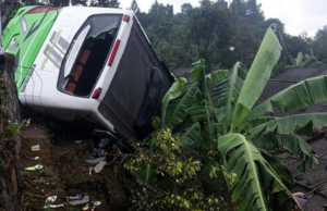 Bus Angkut Wisatawan Jakarta Terperosok hingga Timpa Rumah di Puncak Bogor Bus PO Radar Kasepuhan yang angkut penumpang dari Jakarta Barat kecelakaan di Citeko, Puncak, Kabupaten Bogor. (Garuda TV News)