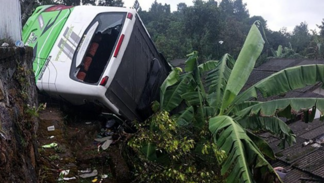 Bus PO Radar Kasepuhan yang angkut penumpang dari Jakarta Barat kecelakaan di Citeko, Puncak, Kabupaten Bogor. (Garuda TV News) Bus PO Radar Kasepuhan yang angkut penumpang dari Jakarta Barat kecelakaan di Citeko, Puncak, Kabupaten Bogor. (Garuda TV News)
