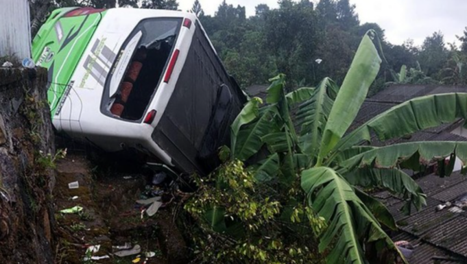 Bus Angkut Wisatawan Jakarta Terperosok hingga Timpa Rumah di Puncak Bogor Bus PO Radar Kasepuhan yang angkut penumpang dari Jakarta Barat kecelakaan di Citeko, Puncak, Kabupaten Bogor. (Garuda TV News)