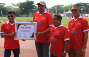Event SOIna Cup Jadi Kalender Resmi Tahunan, Rudy Susmanto Dapat Lukisan dari Mantan Atlet NPCI Ketua DPRD Kabupaten Bogor di acara SOIna Cup ke-1 di Lapangan Pakansari, Cibinong, Kabupaten Bogor, Senin, 5 Agustus 2024. (dokumen istimewa)