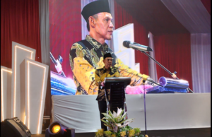 Ribuan Relawan Jaro Ade Gelar Rapat Akbar di Stadion Pakansari Ade Ruhandi di rapat akbar para pendukungnya di Stadion Pakansari, Cibinong, Kabupaten Bogor.