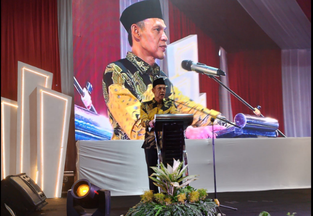 Ade Ruhandi di rapat akbar para pendukungnya di Stadion Pakansari, Cibinong, Kabupaten Bogor.