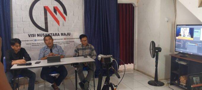 Survei Vinus: Lebih 50 Persen Warga Ingin Jaro Ade Jadi Bupati Bogor merilis hasil survei elektabilitas Jaro Ade sebagai bacalon bupati Bogor, Kamis (01/08/2024). (Narasi Time)