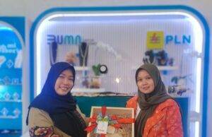 Raih Penjualan Tertinggi, Binaan UMKM PLN UID Jakarta Raya Paling Laris di Bazar Merdeka Kementerian BUMN Booth Binaan UMKM PLN UID Jakarta menerima penghargaan Omset Tertinggi bidang Craft & Handicraft dalam acara Bazar Merdeka Dharma Persatuan Wanita Kementerian BUMN.