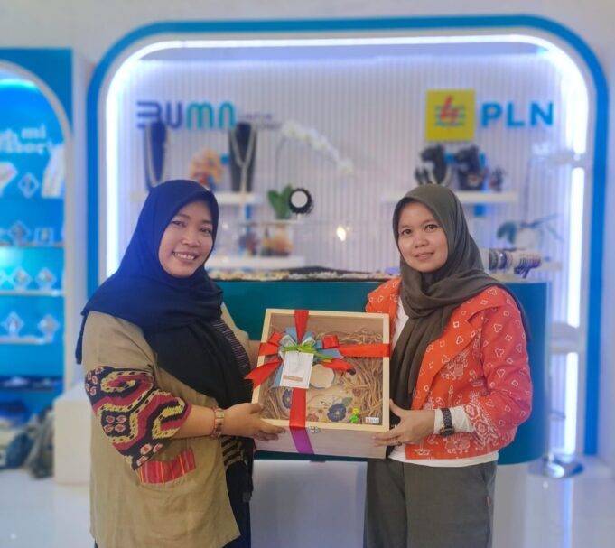 Raih Penjualan Tertinggi, Binaan UMKM PLN UID Jakarta Raya Paling Laris di Bazar Merdeka Kementerian BUMN Booth Binaan UMKM PLN UID Jakarta menerima penghargaan Omset Tertinggi bidang Craft & Handicraft dalam acara Bazar Merdeka Dharma Persatuan Wanita Kementerian BUMN.