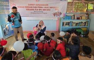 Semangat Kemerdekaan, PLN Berikan Inspirasi Anak-Anak Pemulung Melalui Dongeng dan Bantuan Alat Sekolah