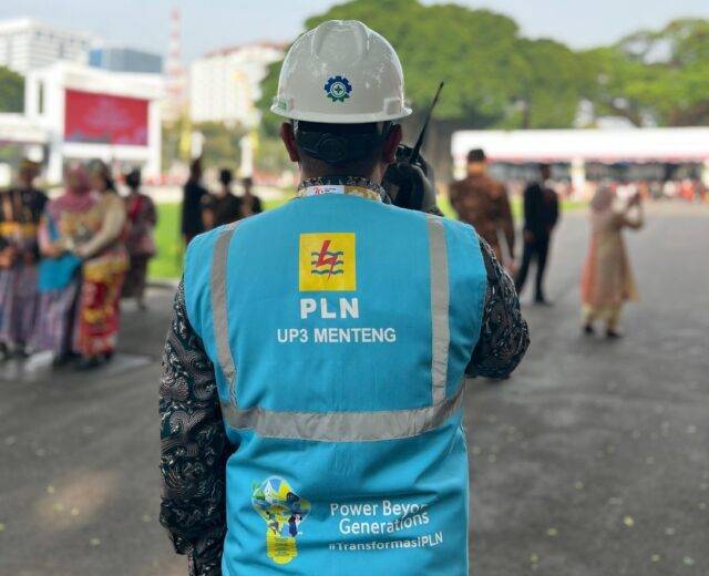 Petugas PLN bersiaga di kawasan utama Istana Presiden Jakarta untuk memastikan pasokan listrik andal saat perayaan HUT Kemerdekaan RI ke-79. (dokumen istimewa) Petugas PLN bersiaga di kawasan utama Istana Presiden Jakarta untuk memastikan pasokan listrik andal saat perayaan HUT Kemerdekaan RI ke-79. (dokumen istimewa)
