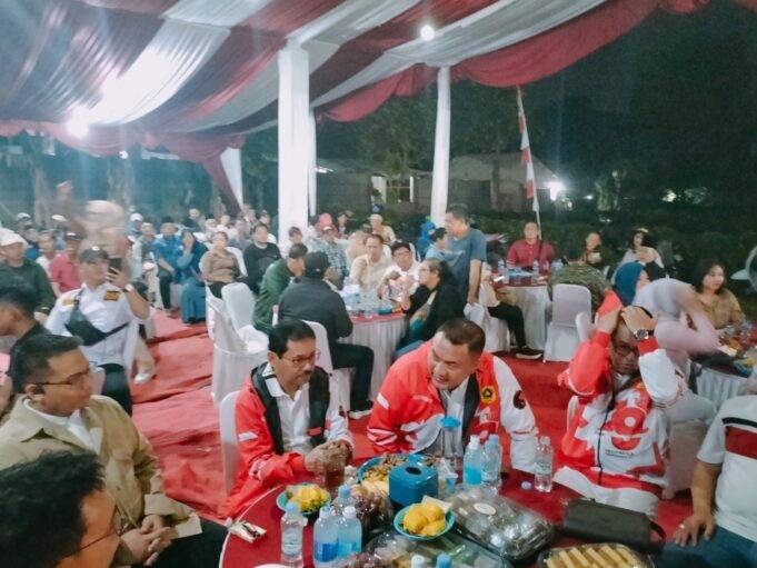 Di Panggung Dangdut 17 Agustusan, Mantan Bupati di Bogor Promosikan Ketua DPRD Pemimpin Bogor Periode 2024-2029 Mantan Bupati Bogor, Rachmat Yasin, dan Bacalon Bupati Bogor Rudy Susmanto saat di acara pentas musik dangdut Familys, di Desa Cimanggis, Kecamatan Bojonggede, Kabupaten Bogor, Rabu (21/08/2024). (dokumen istimewa)
