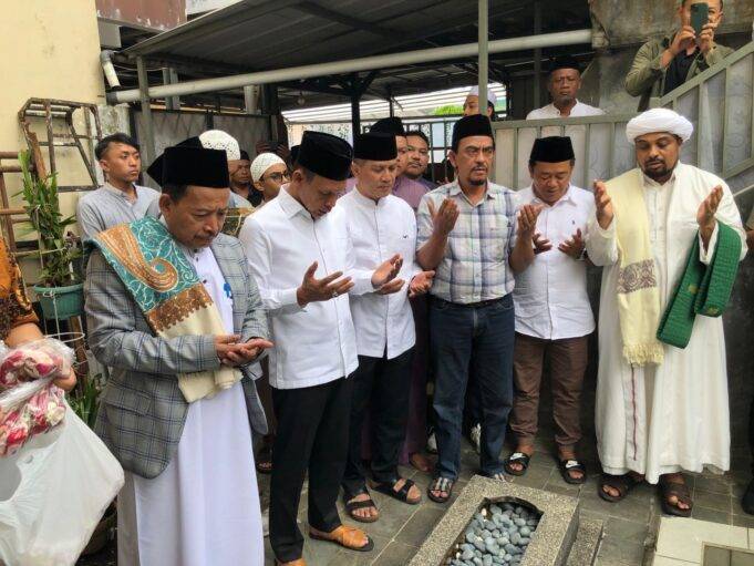 Sambangi Ciawi, Cawabup Bogor Jaro Ade Ziarah ke Makam Mantan Ketua DPRD H. Endang Kosasih
