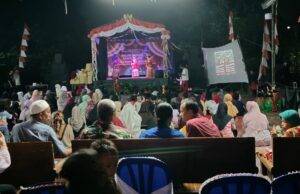 Warga BCA & GPT RW 12 Tonjong Rayakan Malam Puncak HUT RI ke 79, Panitia Tebar Hadiah